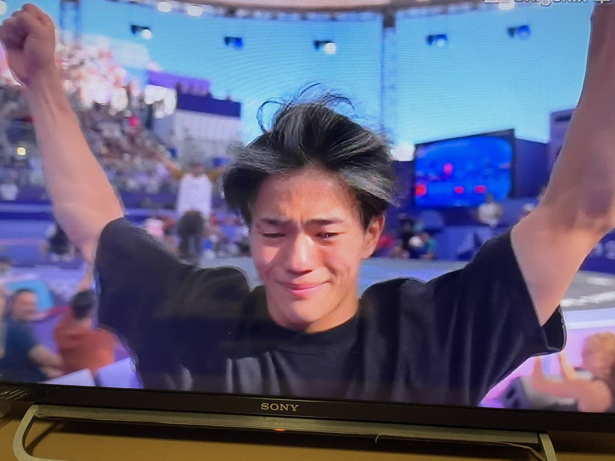 unrB4TVRXfNEo3s's tweet photo. パリ五輪🇫🇷 ブレイキン男子予選 HIRO10選手🇯🇵は予選敗退が決まっての3戦目だったが素晴らしいパフォーマンスを見せてくれました。会場を惹きつけるパフォーマンスに拍手👏 https://t.co/U9Uw3yCHZ5
