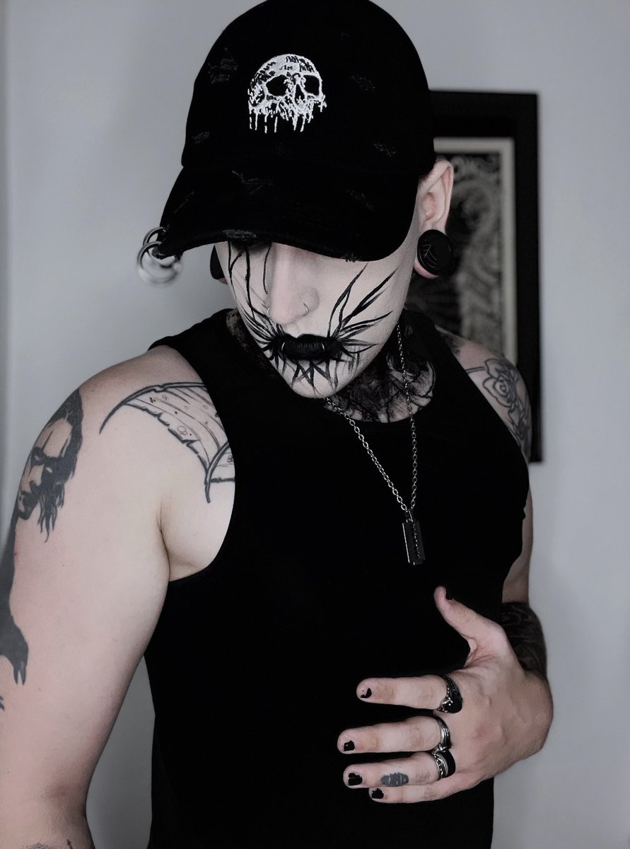 VampireFreaks's tweet photo. Skulls make everything 80% spookier.
The awesome @coffin_creeper rocking our Skull Drip Pierced Baseball Cap
#GothHat #Goth #GothGuy #AltGuy #MensGothFashion #VampireFreaks https://t.co/kVIc2ku6tM