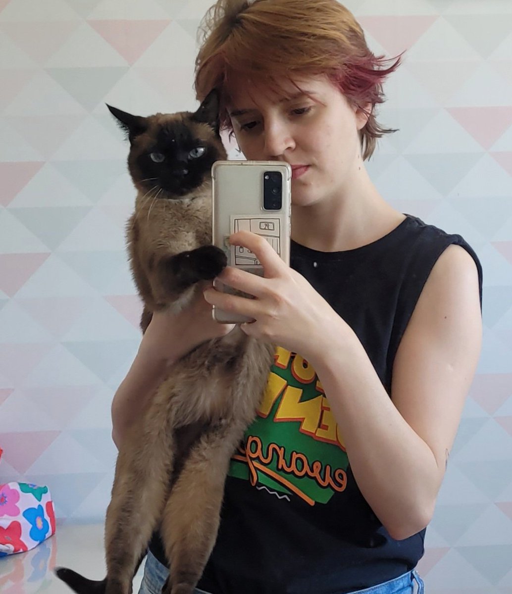 milllene's tweet photo. ela.segurando o celular e olhando pra câmera pqp https://t.co/lm3XNgXiGs
