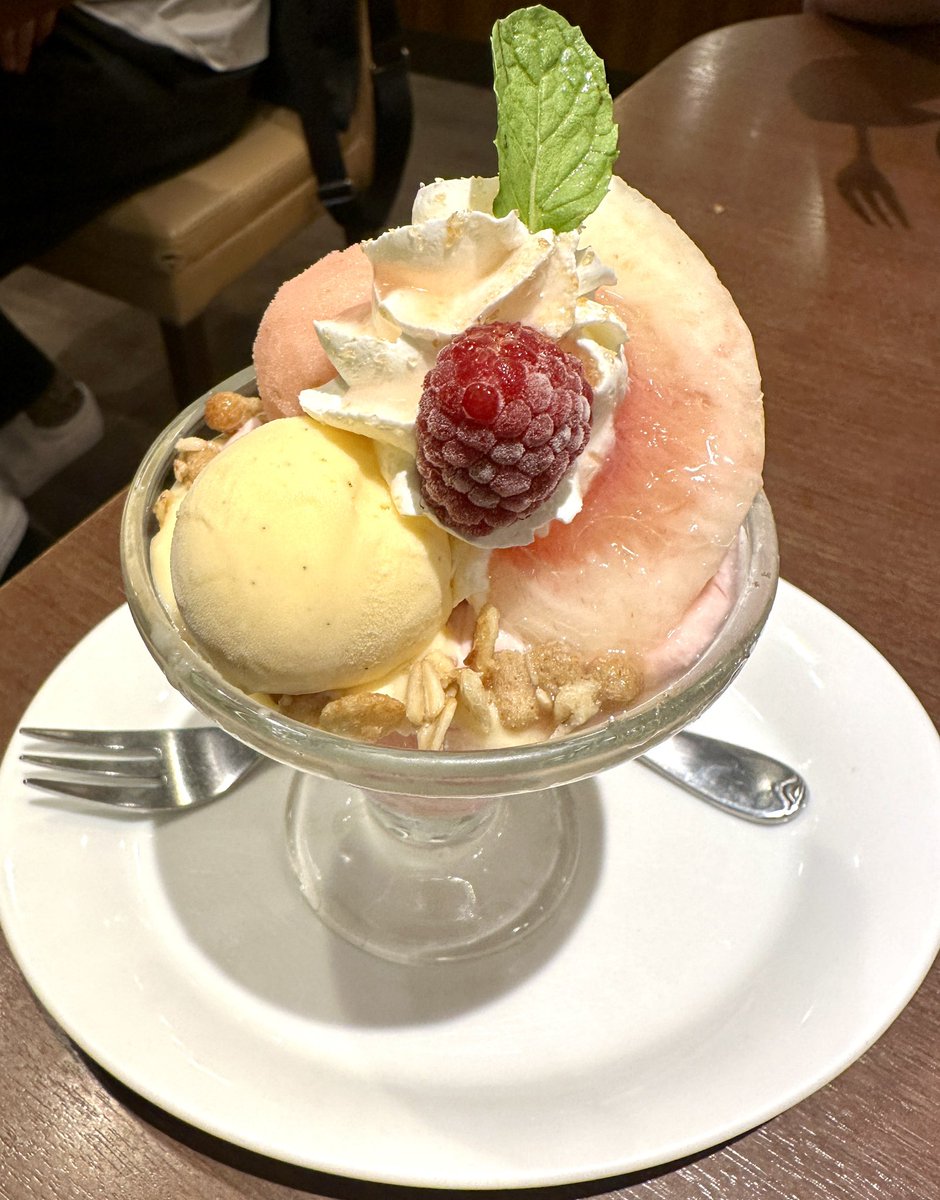 maririri125's tweet photo. Denny’sさんの桃パフェ 美味しい☺️ https://t.co/rDRS2KujUQ