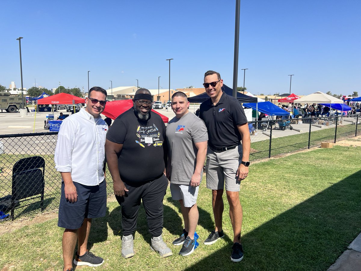 _RobertoCedillo's tweet photo. 🎒Exciting news! 🎉 The MISD Family Support Center is hosting a Backpack Bash to provide amazing support and services for our families. Appreciation for the fantastic work they do! 👏 Having a great time with MISD Proud! @Midland_ISD https://t.co/bX5YckxRv3