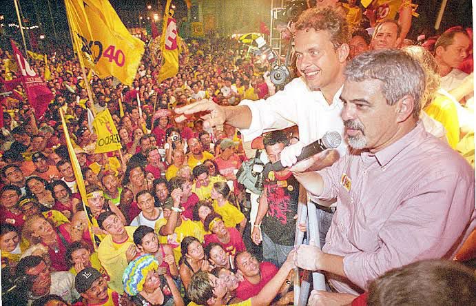 senadorhumberto's tweet photo. Neste sábado, Eduardo Campos completaria 59 anos. São 10 anos de ausência de uma das figuras mais marcantes da história recente da política pernambucana. Neto de Miguel Arraes e governador de Pernambuco por duas vezes, Eduardo deixou um legado de obras e ações pelo nosso estado. https://t.co/ZMidj2vhFu