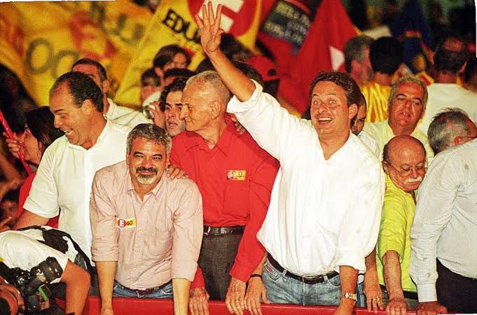 senadorhumberto's tweet photo. Neste sábado, Eduardo Campos completaria 59 anos. São 10 anos de ausência de uma das figuras mais marcantes da história recente da política pernambucana. Neto de Miguel Arraes e governador de Pernambuco por duas vezes, Eduardo deixou um legado de obras e ações pelo nosso estado. https://t.co/ZMidj2vhFu