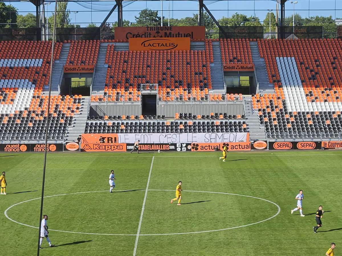 Il aura fallu sept minutes au supporteur pour accrocher la banderole "Le foot, c'est le samedi" en plein huis clos.