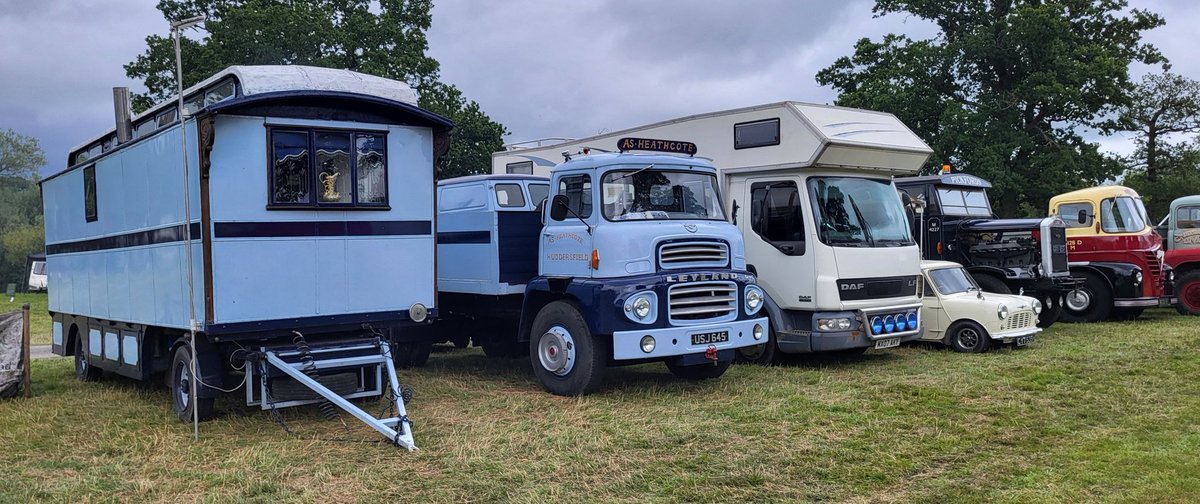 HiKennys's tweet photo. Our old friend the Leyland Super Comet looks a lot less stressed now it has got some help with the babysitting.
#OneForTheRegular
#AstlePark https://t.co/Wv3PNAVWWd