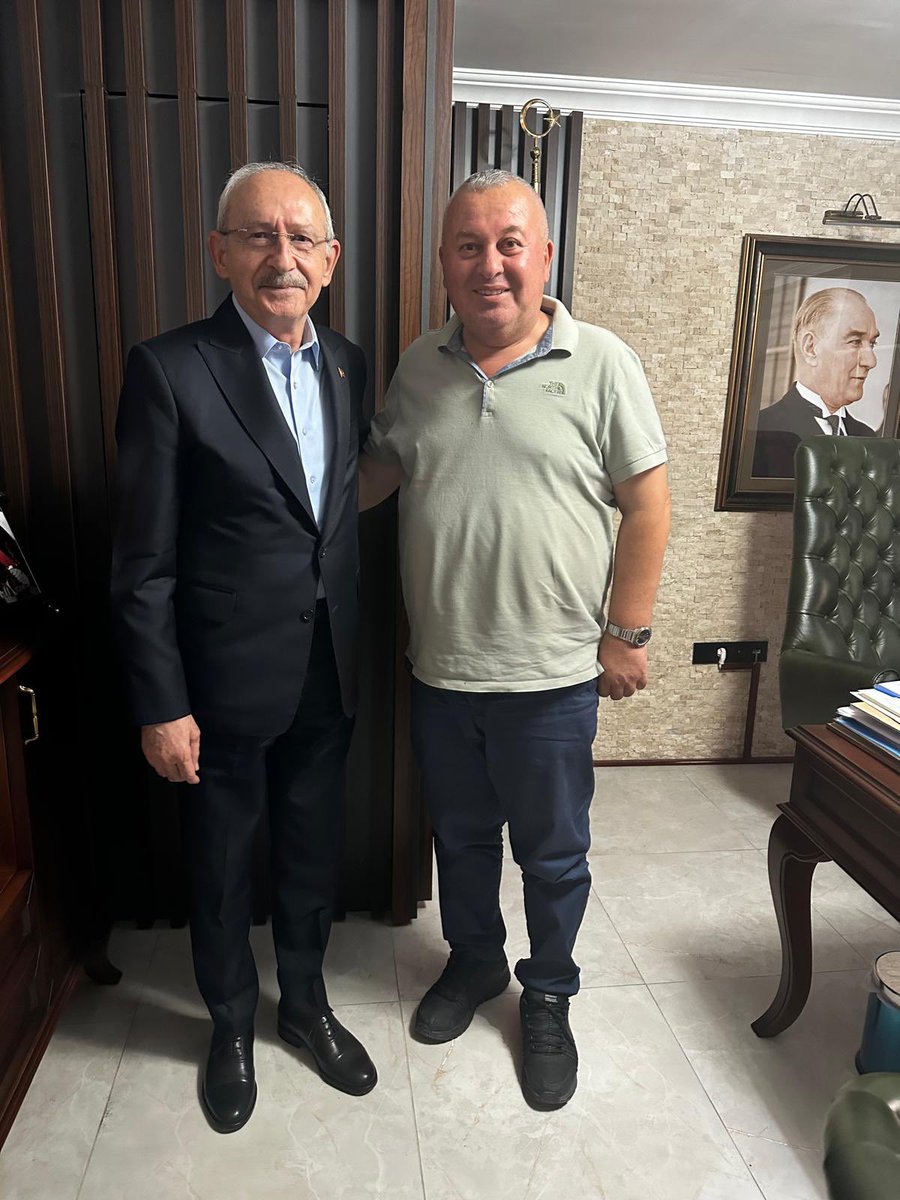 Bir Kemal, Bir Cemal.
Alayınıza YETER.
Sayın <a href="/kilicdarogluk/">Kemal Kılıçdaroğlu</a> ile fotoğraf atıyorum,ziyaret ettim diyorum.
En çok CHP'li arkadaşlar saldırıyor.
Hayırdır!
Sizden icazet mi alacağım?
Gönül ereni,Canlar canı güzel bir insanla paylaşım yaparken.
Kemal Kılıçdaroğlu adam gibi adamdır.