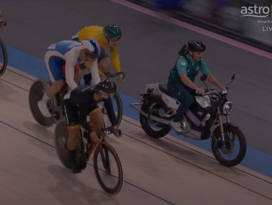 Dato azizul tak salah, yang bawa motor ni salah. Norza salah, hannah yeoh salah