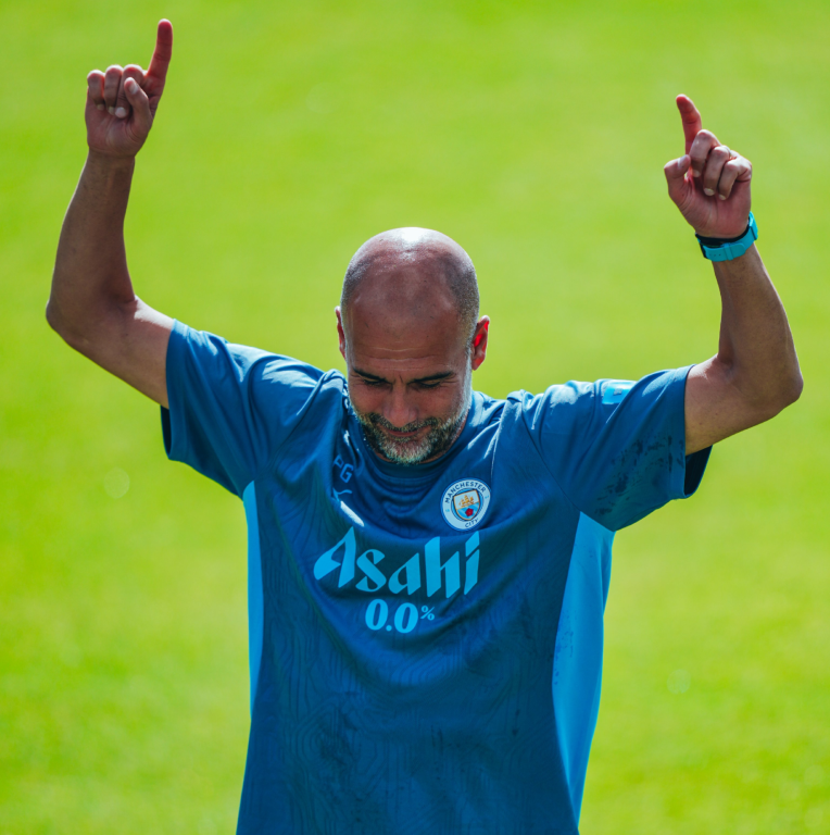 InvictosSomos's tweet photo. ➤ 18 títulos como DT del Manchester City.  
➤ 14 títulos como DT del FC Barcelona.  
➤ 7 títulos como DT del Bayern Munich.   

En 16 años de carrera como entrenador a nivel absoluto, Pep Guardiola suma ¡¡39 TROFEOS COLECTIVOS!!

Por su ritmo ganador, por sus récords, por su dominio en diferentes países, por sus temporadas perfectas y por la manera de jugar de sus equipos, acá tenemos al MEJOR ENTRENADOR DE TODOS LOS TIEMPOS. 

POR SIEMPRE GUARDIOLA SYSTEM.
