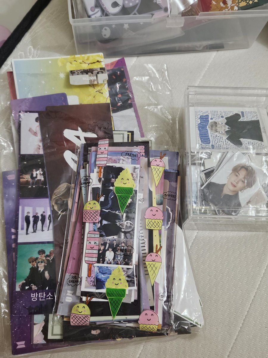 veautaefool_'s tweet photo. I also have fankit and unofficial bts photocard collection. If anyone want to claim, can pm me. https://t.co/7RDxyEM0PG