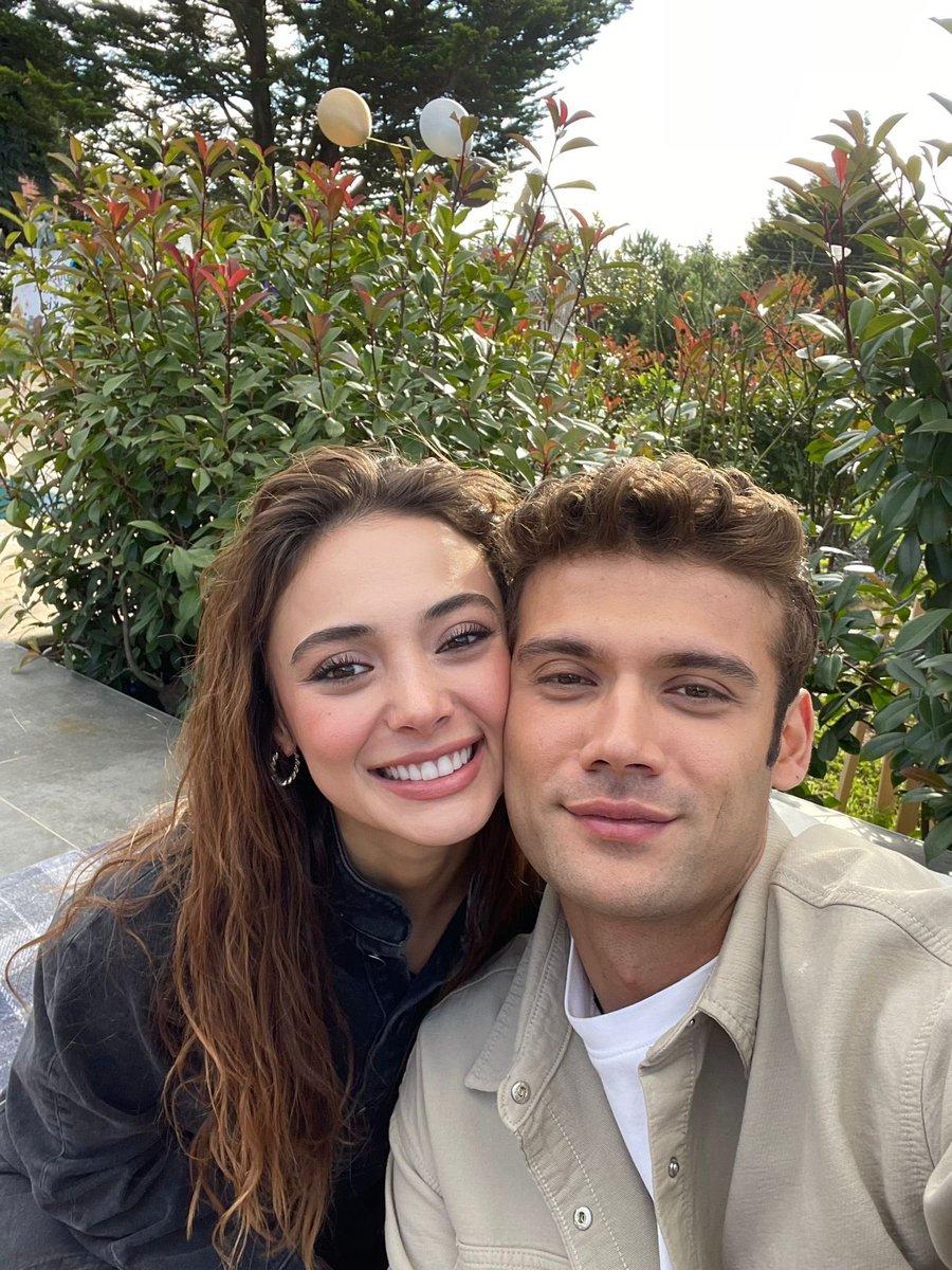 birsenaltuntas1's tweet photo. 📌#GökçenUsta’nın yönetmen koltuğuna oturacağı #SüreçFilm imzalı #DuyBeni filminin eylül ayında sete çıkması planlanıyor.
📌Filme yeni bir kadro kurulacak. Dizideki kadrodan bazı oyuncuların da filmde konuk oyuncu olacağı konuşuluyor. Sizce #DuyBeni filmine kimler konuk olmalı? https://t.co/O1YRqVGjYJ