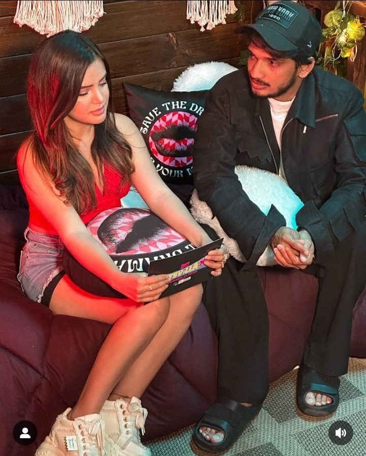 TanimMkj's tweet photo. #MunawarFaruqui meet #Lockapp co- contestant #AzmaFallah in
#SplitsvillaX5 shooting time😍❤️
#MunawarFaruqui Special Guest Appearance In #SplitsvillaX5 🔥🔥
#MunawarFaruqui #MunawarKiJanta
#MunawarWarriors #MunawarMusic
#MKJW #BB17 #Munawarcomedy #Dhandho https://t.co/ccOUohlMtE
