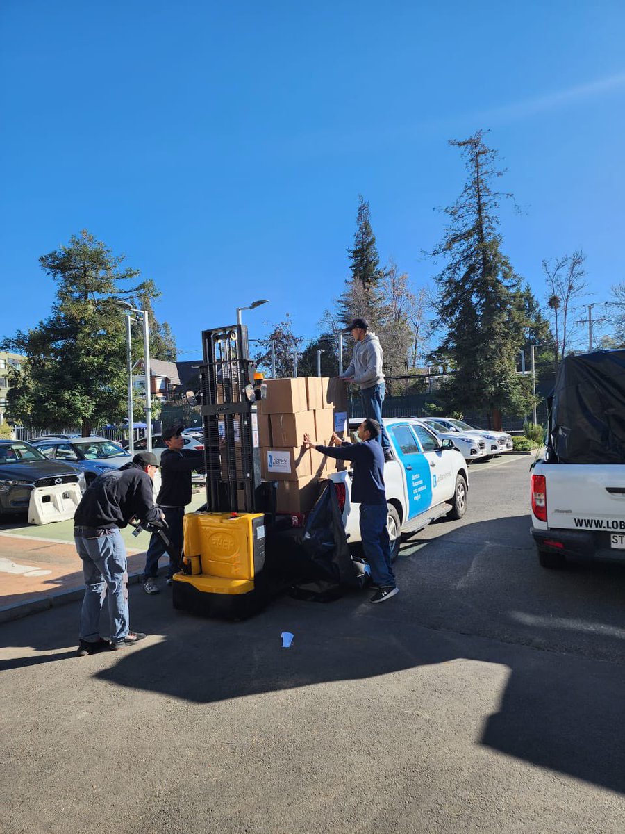 Ayer estuve con María, Nena y Ale, atropelladas en una protesta pacífica tras 9 días sin luz. Hoy, cuadrillas de DIDECO están entregando ayudas y materiales para reparar las 300 viviendas dañadas. Seguimos apoyando a nuestros vecinos.