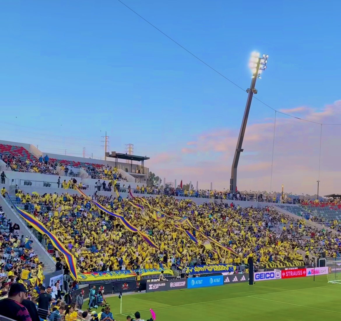 johncarp1916's tweet photo. De Costa a Costa la afición más grande de todo Estados Unidos, no hay equipo de la liga mx y mls que supere la pasión que provoca el @ClubAmerica.
Sigan poniendo restricciones, igual vamos a seguir copando todas las canchas.
Nos vemos en Los Ángeles
#Losdueñosdelgabacho
#LQME2P https://t.co/PNPF2h8j5y