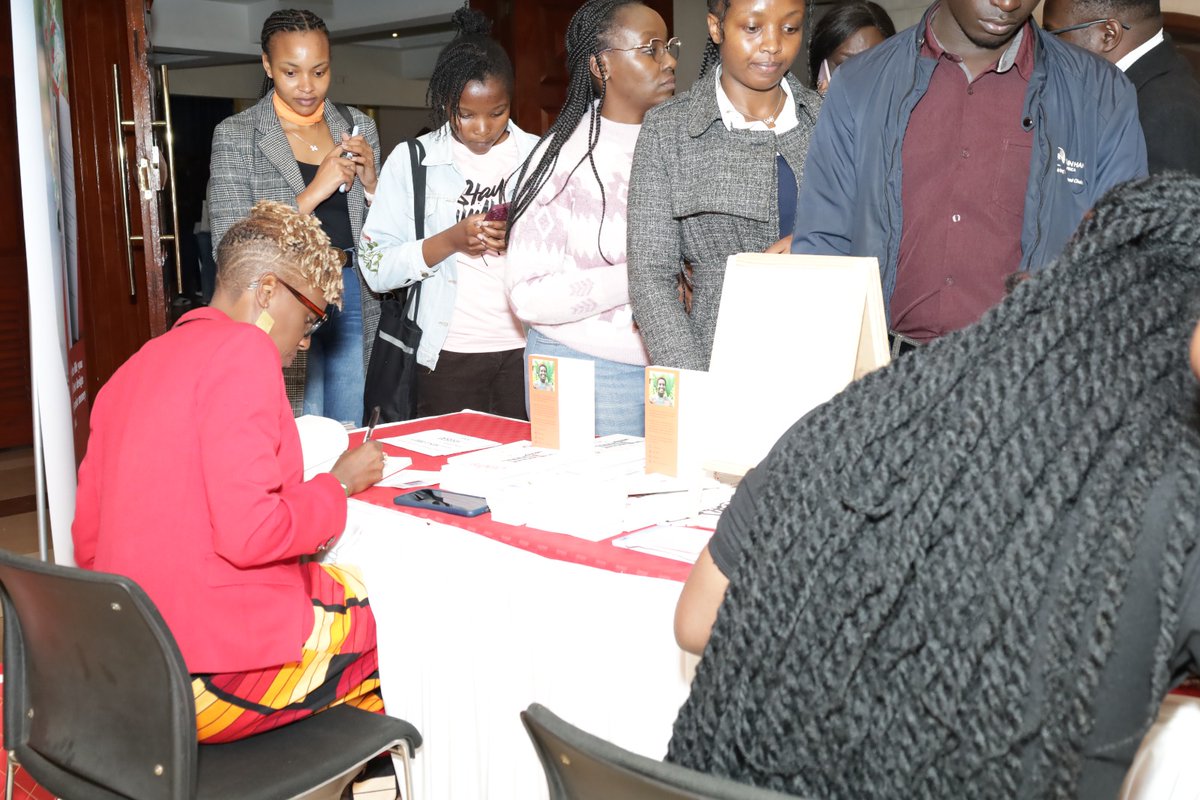 cekenduati's tweet image. A heartfelt thank you to everyone who purchased my book @_MakingCents_ today. It was a true honor to connect with you and sign your copies.

#MakingCents #CentonomyOpenDay