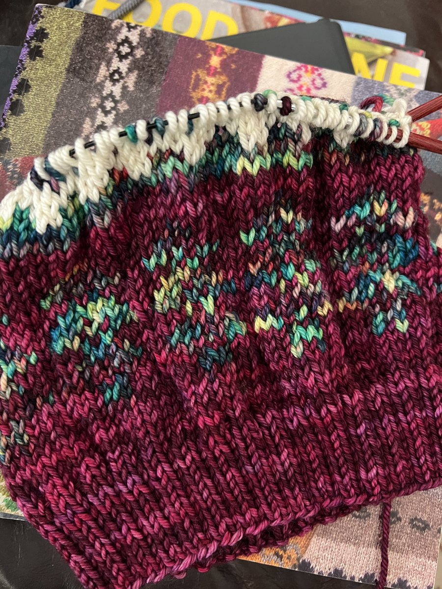 Petirrojo57's tweet image. Why do I find #strandedcolorwork #knitting so satisfying?!