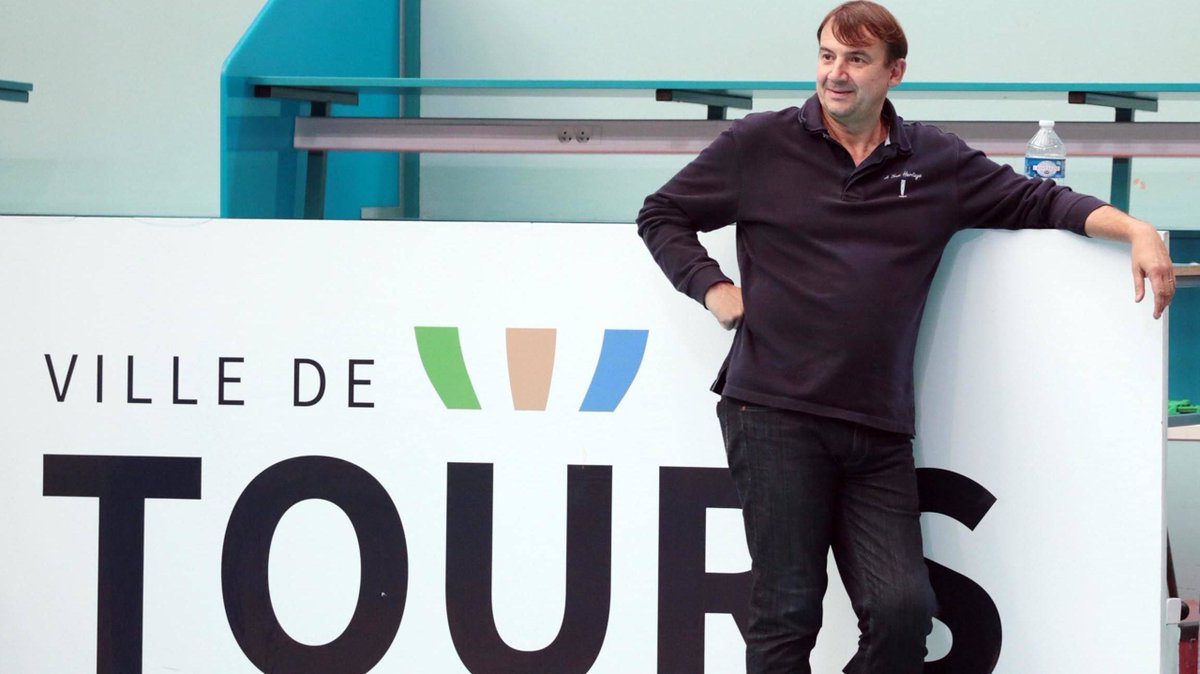 benjamin__henry's tweet photo. Une pensée, aujourd'hui, pour Pascal Foussard, qui va pouvoir entamer sa retraite après une dernière journée de boulot dont tout le monde rêverait : un titre olympique avec l'équipe de France de volley. Le visage du volley tourangeau, du @ToursVolleyBall, est au Panthéon ! https://t.co/6dWz3VROVw