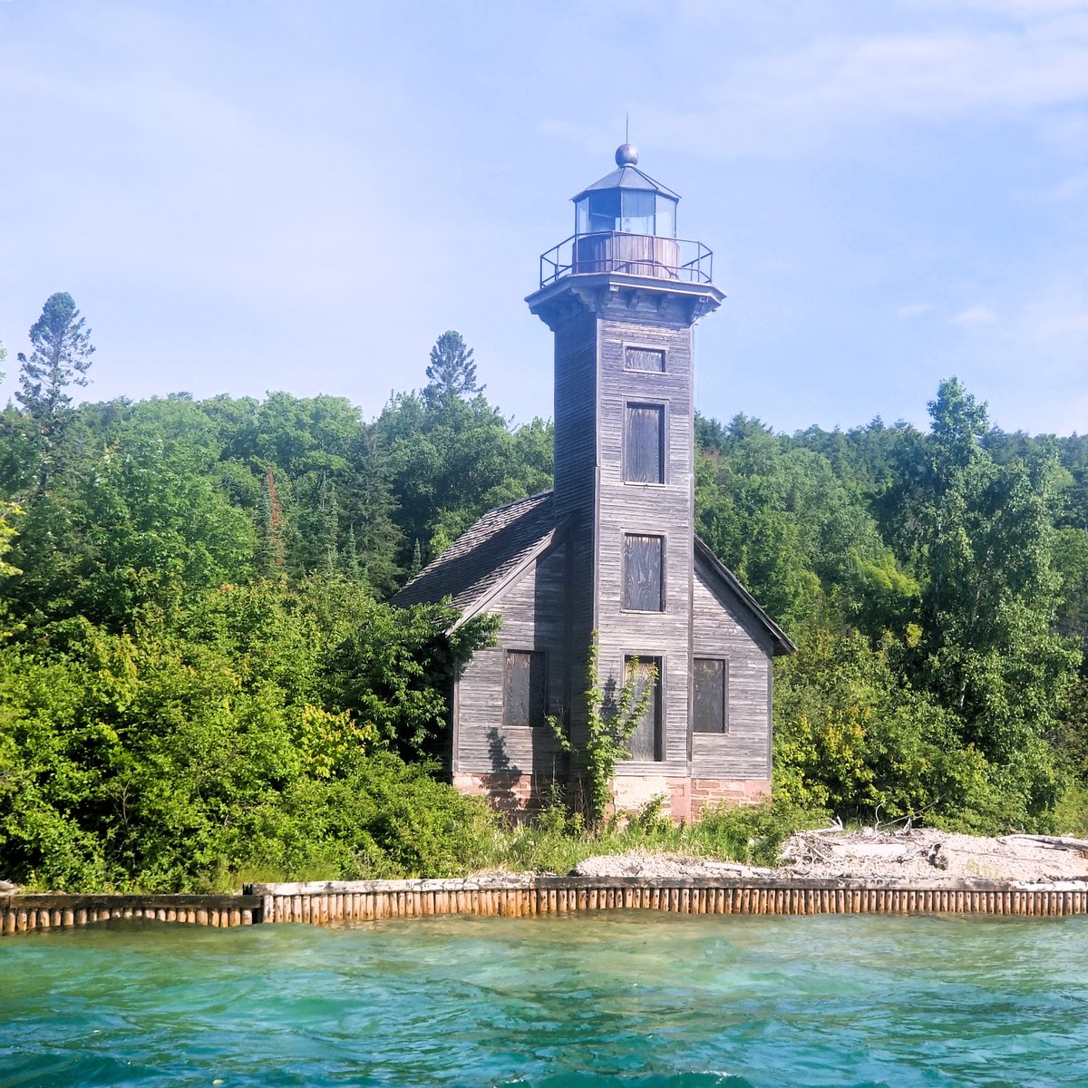 Diversinc's tweet image. A view of the historic Grand Island Channel Lighthouse in Munising, Michigan! 🌊🗺️ 

Join Divers Incorporated for an unforgettable diving adventure. #GrandIsland #ScubaAdventure #ExploreTheOcean #diversincorporated