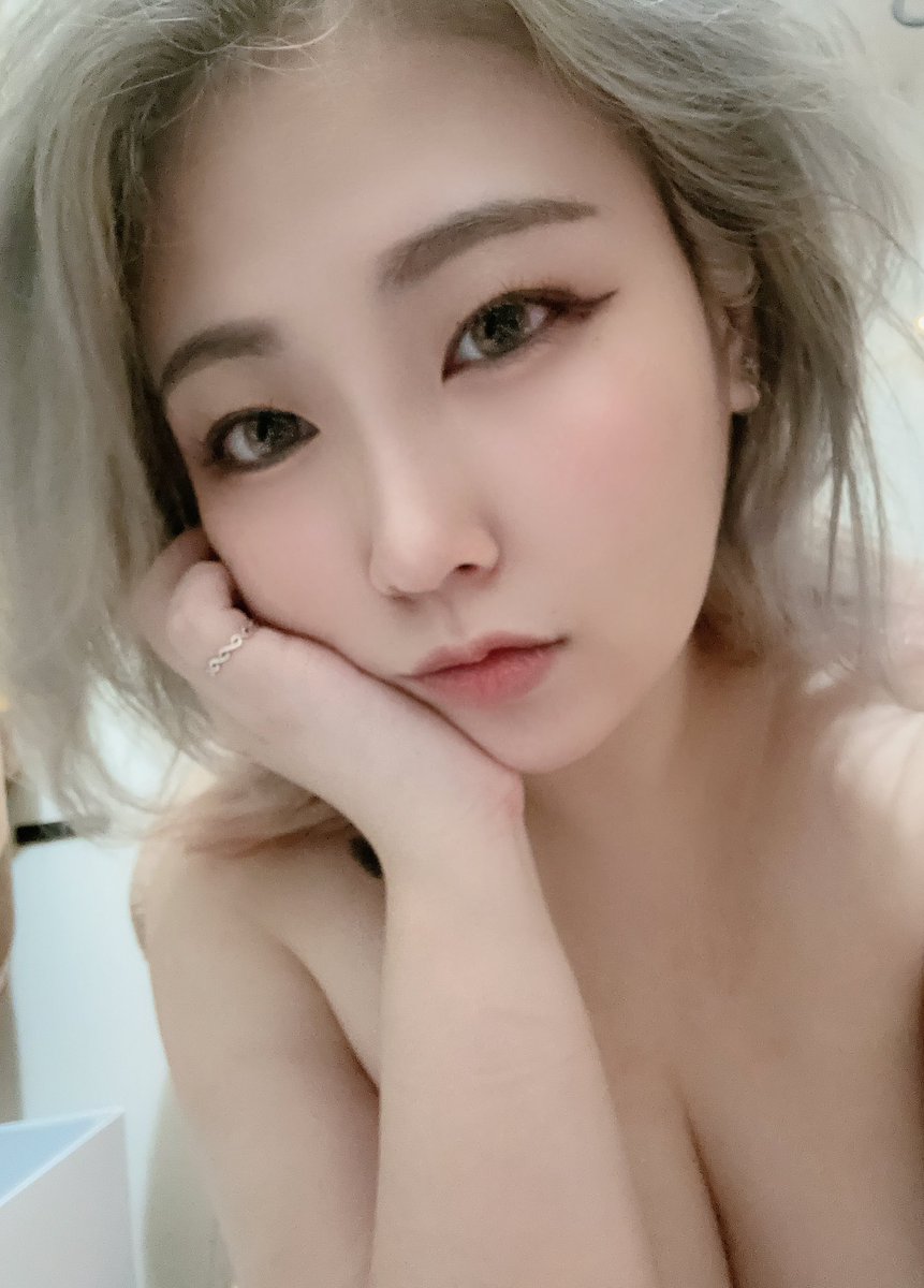 終於到家～
情人節因為乖乖上班
所以沒有被路上的人閃瞎眼
可能也是一件極好的事🙂

好懶惰洗澡的我….
再耍廢一下好了😂😂