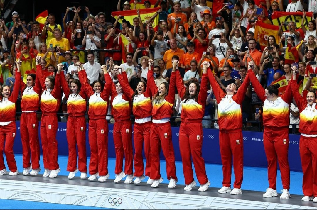 CAMPEONAS OLIMPICAS ¡SON DE ORO 🥇🔥! Enormes nuestras chicas que han demostrado solidez y un alto nivel durante toda la competición. 
Gracias a <a href="/rne/">Radio Nacional</a> y <a href="/rtveplay/">RTVE Play</a> y al gran equipo <a href="/germa_garcia/">Germán García</a> y <a href="/NorbertoGonzlez/">Norberto González Mencara</a> por dejarme disfrutar del waterpolo con vosotros en estas olimpiadas