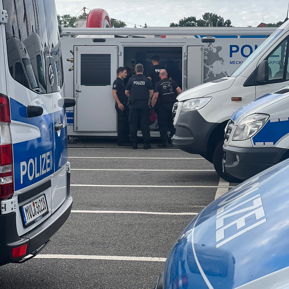 Polizei_MV's tweet photo. 18 Uhr war #Schichtwechsel in der #MobilenWache im #Stadthafen.
Unsere Kollegen sind noch den ganzen Abend in #Rostock und #Warnemünde für Euch im Einsatz.
#PolizeiMV #PolizeiHRO #HanseSail https://t.co/uNdGIOV6UG