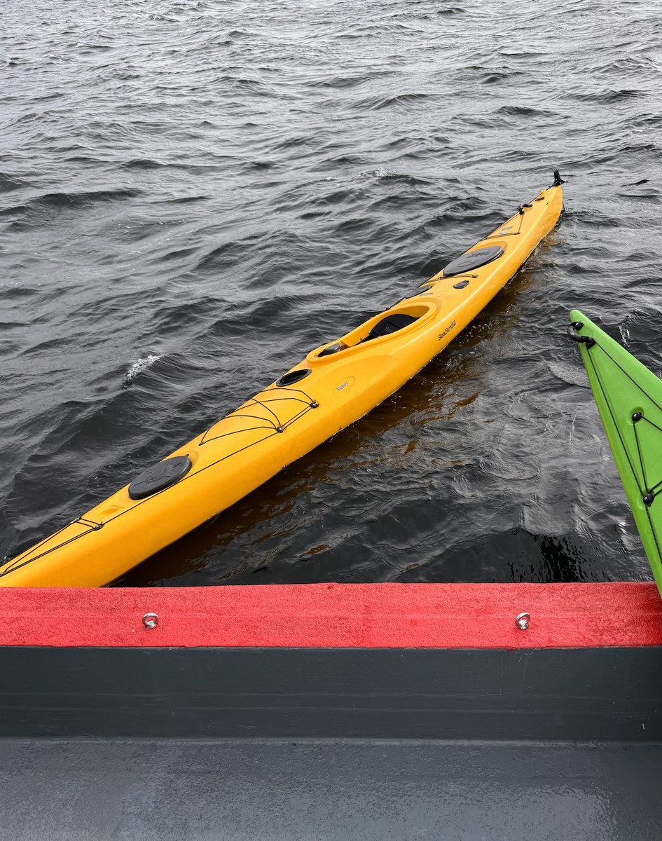 NSSR's tweet image. #Redningsskøyta «Mjøsvekteren» rykket ut etter melding fra politiet om mann over bord på #Mjøsa. To personer i vannet, sterkt nedkjølt etter en time i vannet. Reddet ombord, pakket inn i hypotermi-sett, og fraktet til #Kapp for behandling. Kajakker og eiendeler hentet.#Beredskap