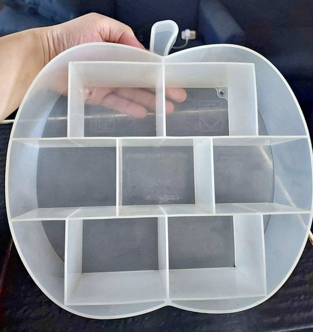 cozybao's tweet image. love buying things secondhand... just got these apple shelves ❤️🍎