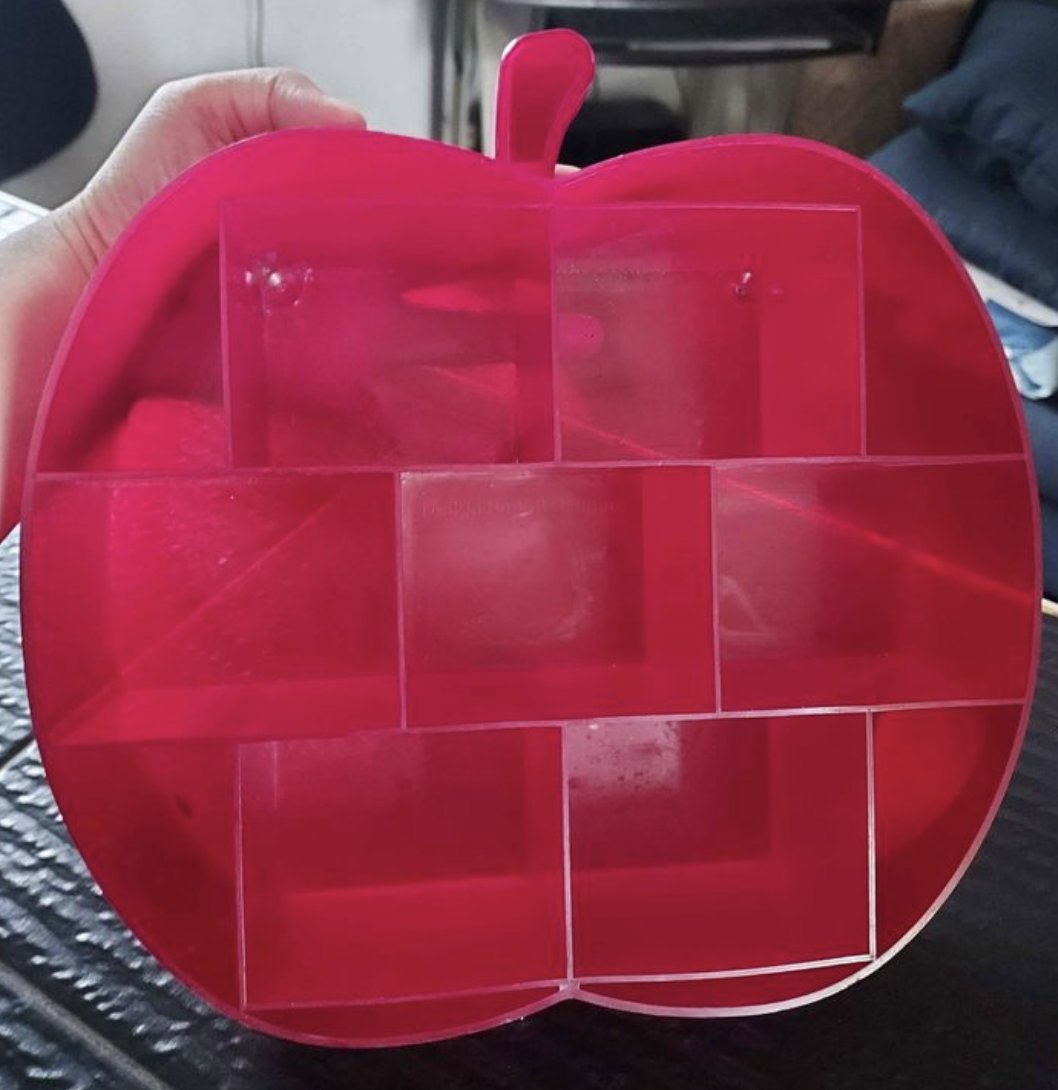 cozybao's tweet image. love buying things secondhand... just got these apple shelves ❤️🍎