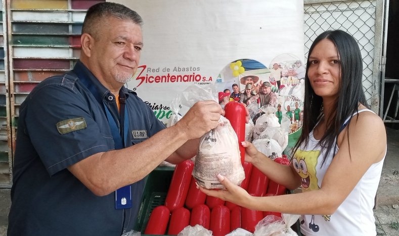 Desde la Base de Misiones Fernanda Bolaños,en la parroquia Antímano, se están beneficiando 1,472 familias con la entrega de combos de proteína. Esta iniciativa forma parte de los esfuerzos del gobierno para garantizar la seguridad alimentaria.

#HastaProntoX
