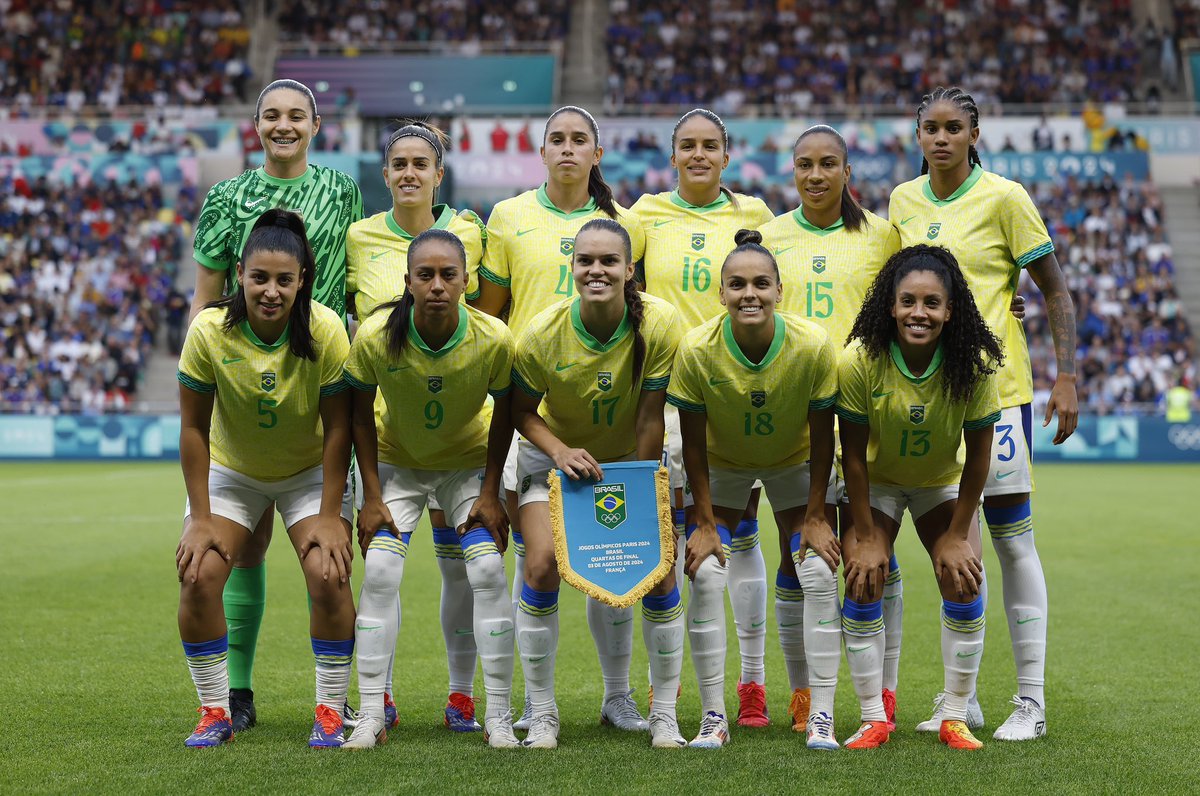 sboficial's tweet photo. 🚨 É PRATA PARA O BRASIL! A seleção brasileira conquista a medalha de prata no futebol feminino.

A seleção merece todo respeito, pois foram desacreditadas que não passariam nem das oitavas de final. Apesar de enfrentarem diversos roubos na arbitragem, as brasileiras passaram por todas as fases e representaram lindamente o nosso país numa final olímpica. ORGULHO DE UMA SELEÇÃO CLASSIFICADA! #Paris2024