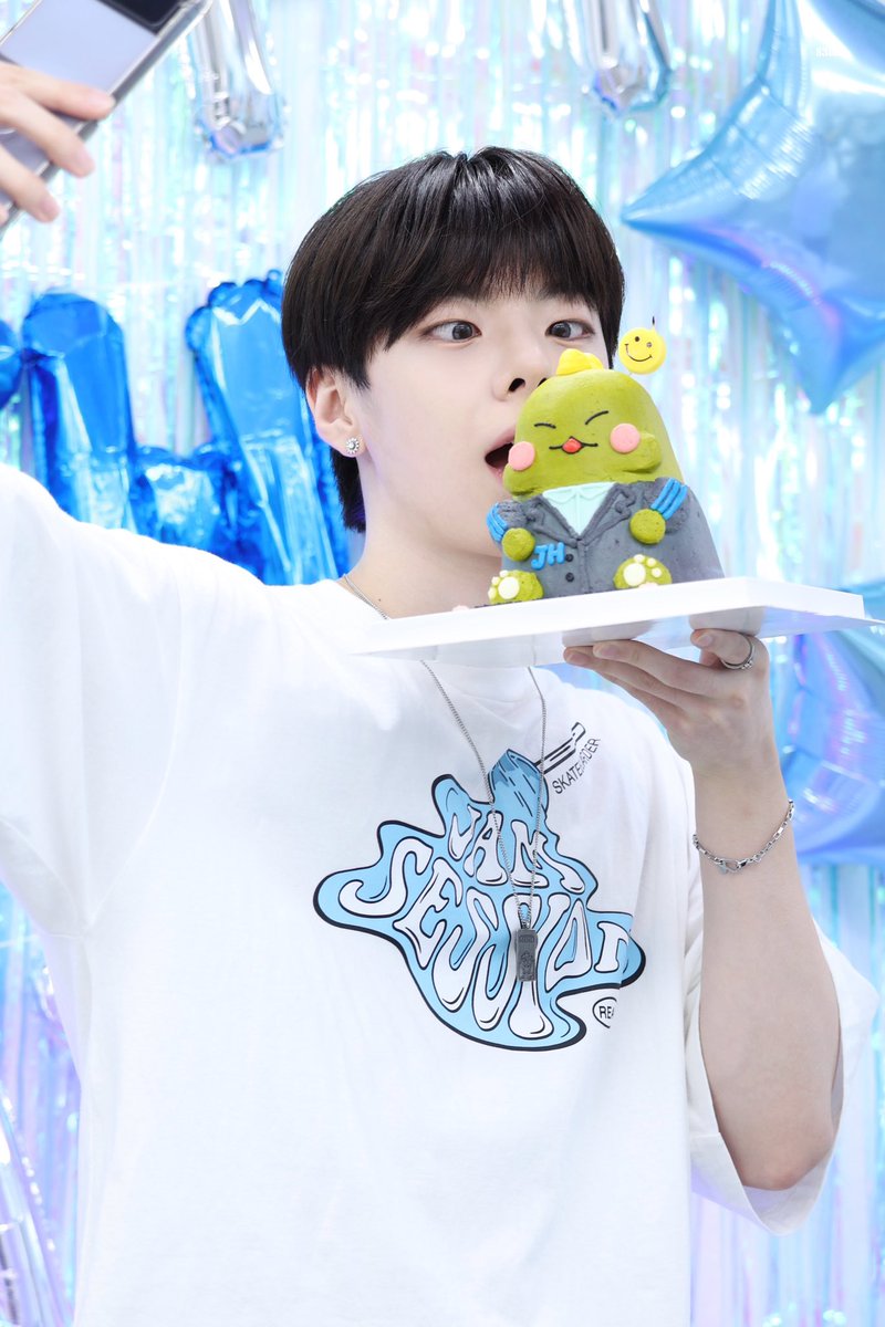 045692_0810's tweet photo. 240810

귀여미 생일🥹🩵

#NINEi #나인아이
#JIHO #지호 #장지호 #ジホ https://t.co/GBMlIzRYCq