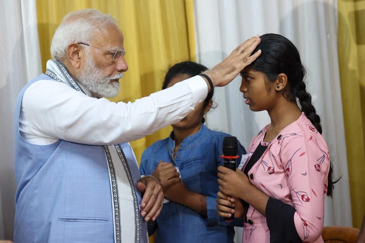 narendramodi's tweet photo. സാധ്യമായ എല്ലാ പിന്തുണയും തുടർന്നും നൽകുമെന്ന് ഏവർക്കും, പ്രത്യേകിച്ച് ദുരിതബാധിതർക്ക്, ഞാൻ ഉറപ്പ് നൽകുന്നു. വെല്ലുവിളി നിറഞ്ഞ ഈ വേളയിൽ നാമേവരും കേരളത്തിലെ ജനങ്ങൾക്കൊപ്പമാണു നിലകൊള്ളുന്നത്. https://t.co/y0MdVGt1gF