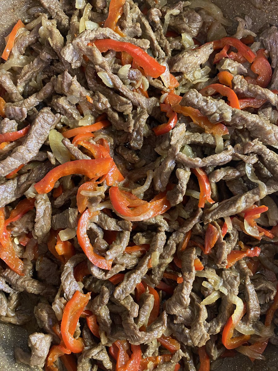 phacochopper's tweet photo. Огурцы с мясом по-корейски.
Foodmindfulness: медитативная практика осознанной тренировки навыков приготовления пищи, своего рода - управление стрессом.
Время приготовления 4 часа. 

#foodmindfulness #coreanfood https://t.co/hix6gLpp9P