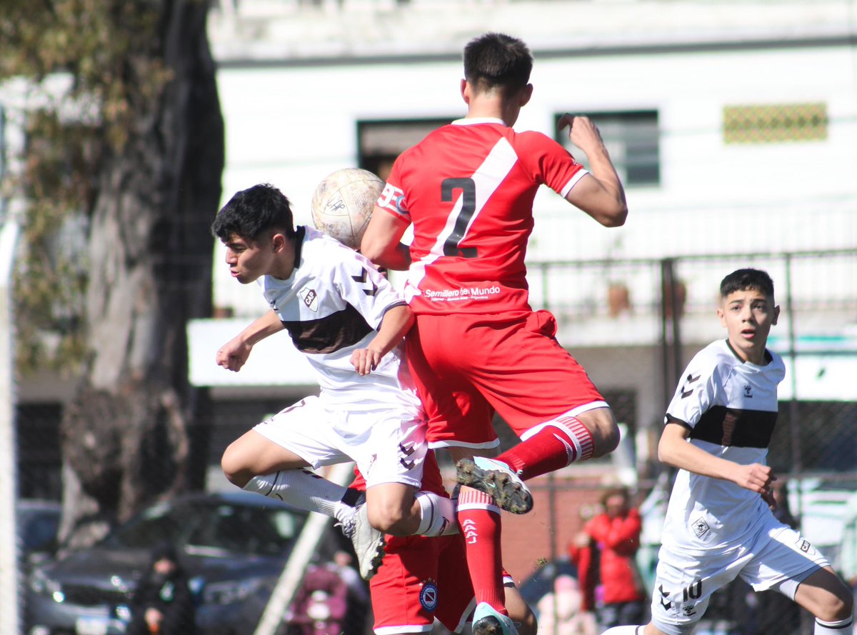 inferiorescap's tweet photo. #JuvenilesLPF #9naDivision

🔛 Entretiempo

🤝 El Calamar🦑 y Argentinos no se sacan ventaja en la primera parte e igualan 1-1.

⚽️ Facu Ojeda anotó para el Marrón y Rivero empató para la visita.

#SiemprePlatense🤎 https://t.co/4r4qrjVrTb