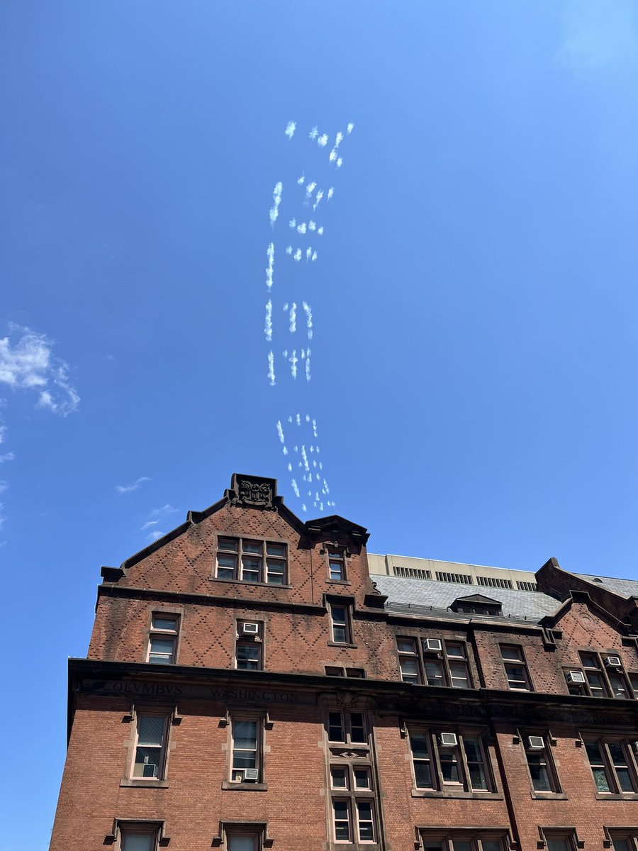 hilisy's tweet photo. Observation de nuages un peu étrange à New York 🤔 je suis pas dans le complot mais vous savez à qui la faute 🤫 #complot #conspiracy #dinguerie #macron #alien https://t.co/F4mKyrhXnD
