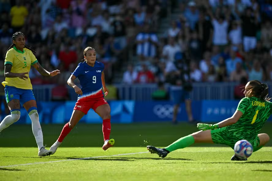 Com passe errado o Brasil perde o Ouro nas Olimpíadas no Futebol Feminino.