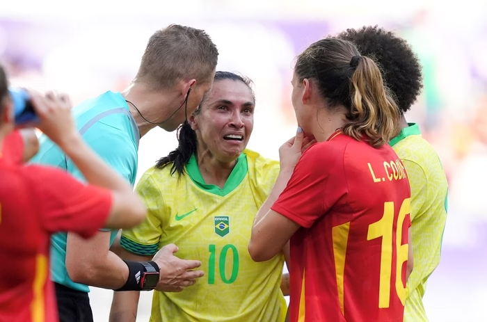 F de FREGUES, levanta a cabeça RAINHA MARTA