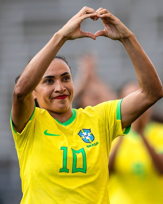 YviCarneiro's tweet photo. Valeu por tudo, Marta!
A prata também reluz e sua história mais ainda! https://t.co/C5MImZEfuM