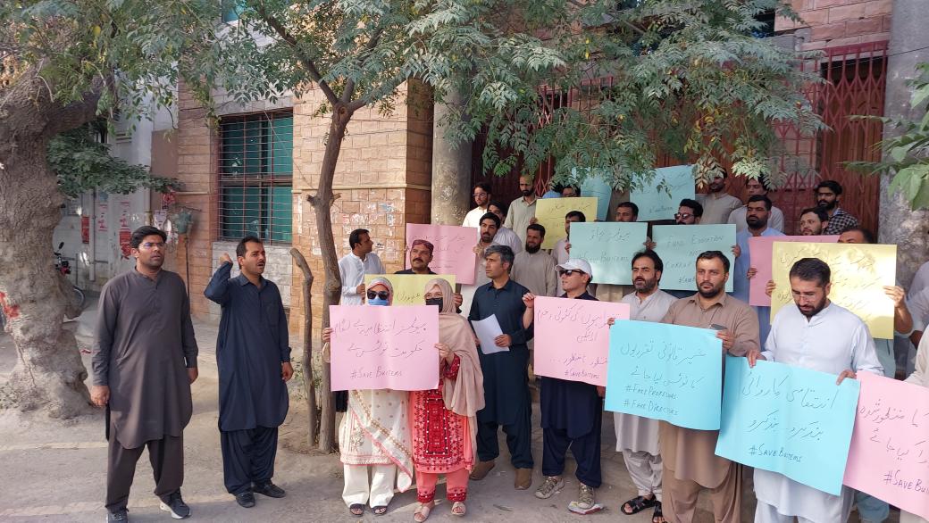 BCCBuitems's tweet photo. بیوٹمز کے ملازمین کی تنخواہوں کی عدم ادائیگی، ادارے میں کرپشن، 50 سے زائد ملازمین کی برطرفی,طلبا کے اسکالرشپس ختم کرنے،اسٹڈی لیو بند کرنےاور ایسوسی ایشن کے خلاف انتقامی کاروائی کرنے پر پریس کلب کے سامنے احتجاجی مظاہرہ ۔ https://t.co/q7KP9Wonwf