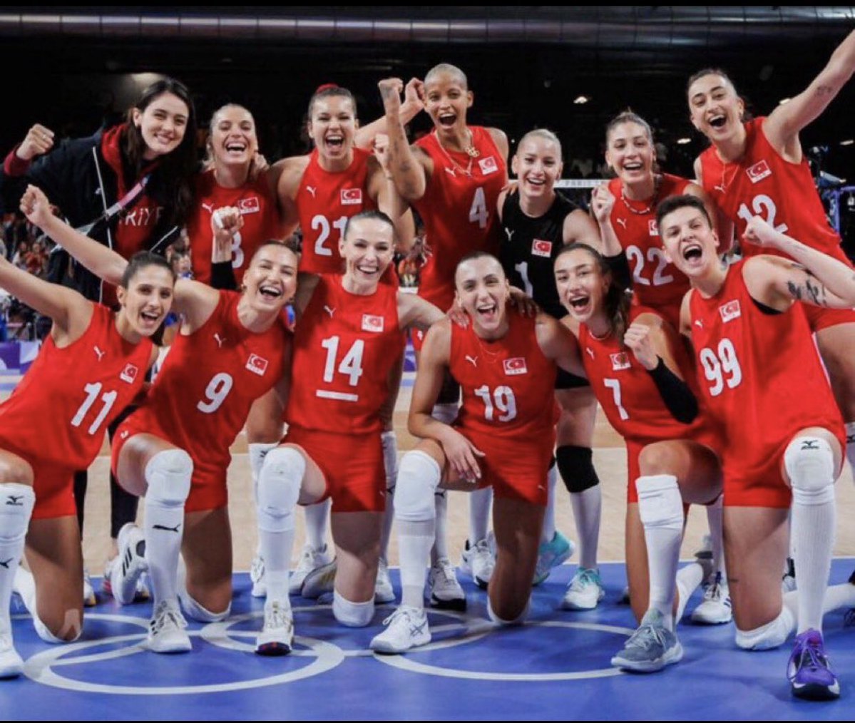 Yüzümüz azıcık güldüyse sizin sayenizde. Başımız dik ayrılıyoruz Paris'ten! 

Daha kazanılacak çok turnuva, alınacak çok madalya var! 

Her şey için teşekkürler!
 #FileninSultanları