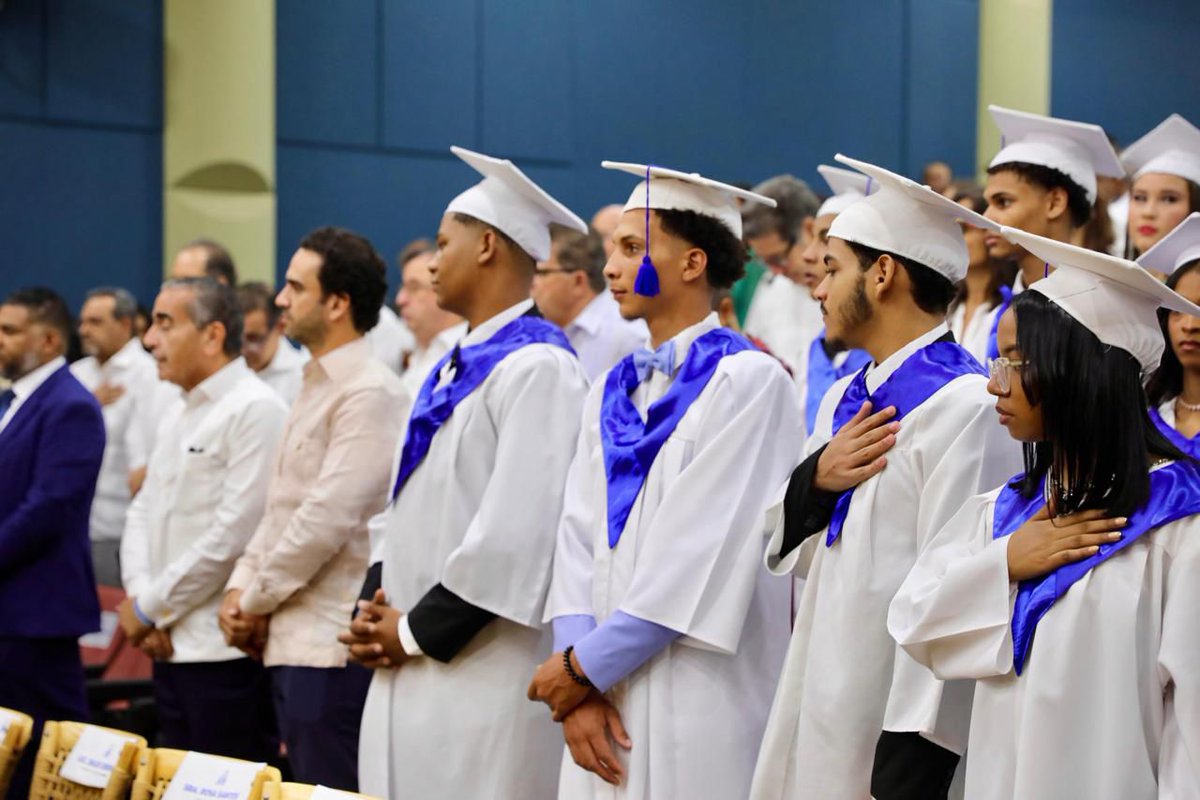 Nuestro presidente, Luis abinader, encabezó en la UASD Recinto Santiago, la Séptima Graduación del Liceo Hermana Josefina Serrano de Ciudad Santa María, en donde, 70 estudiantes culminaron sus estudios en diferentes áreas técnicas.

Felicidades a los jóvenes. 👏👏
