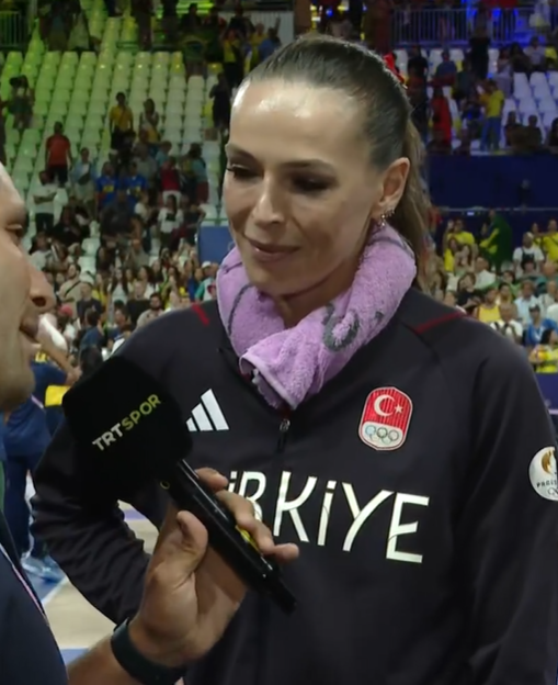 gibbybaris's tweet photo. 🎙️ Eda Erdem:

Üzücü, çok fazla bir şey söylemeye gerek yok. Çok üzgünüm. Uzun bir yaz oldu bizim için. Madalya ile bitirmeyi planlıyorduk ama olmadı. Yine de takımımızla gurur duyuyorum verdiğimiz mücadele için. Bu takımın önü çok açık.

#FileninSultanları #Paris2024 https://t.co/MkCH4Xei2a