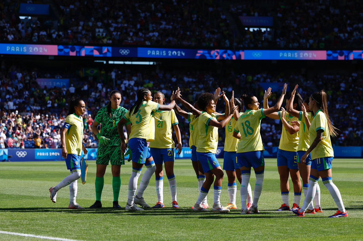 sensacionalista's tweet photo. Seleção feminina dispensa ouro com medo de Bolsonaro querer vender https://t.co/i8H1YQYrjl