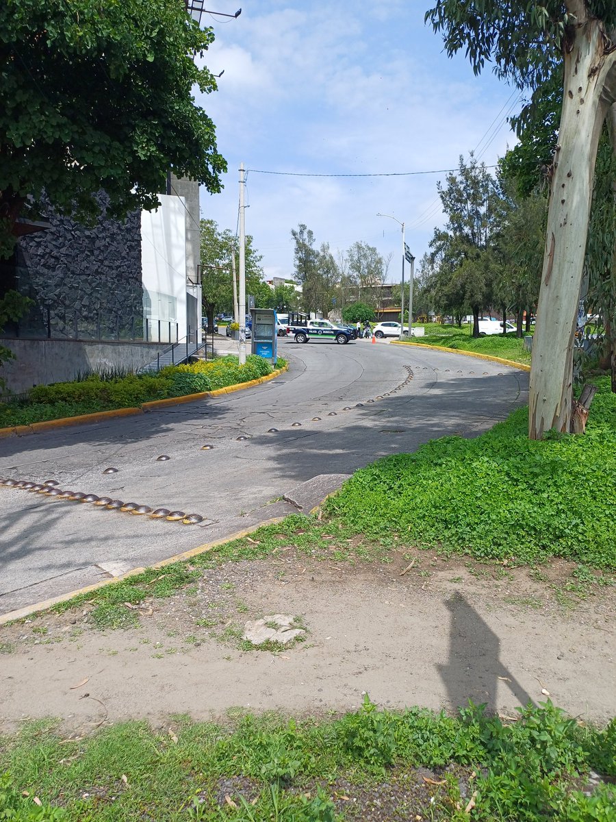 JuanCEstala's tweet photo. Camion volteado sobre lateral de #periférico junto a la gas #BP en #Satélite, #Naucalpan, cerrados accesos. En maniobra para retiro de unidad, esto a las 11 am hoy sábado 10 de agosto. https://t.co/9DOZ9QOZNU