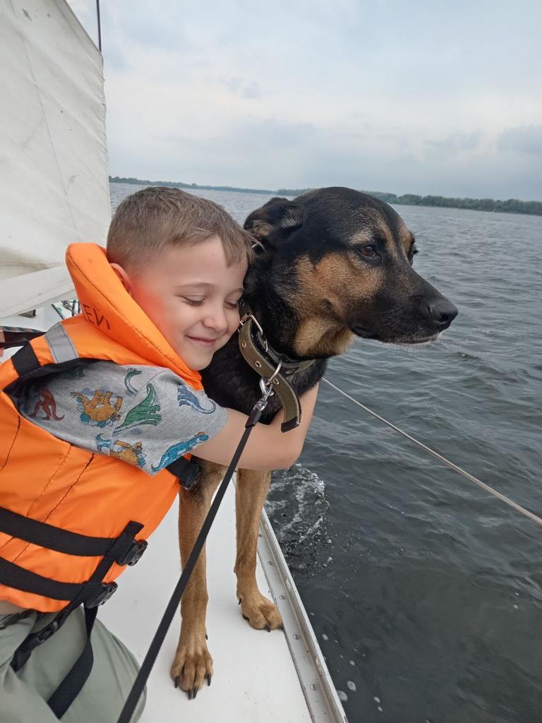 Берём ребёнка , сажаем его впервые на всамомделешную яхту. Везём кататься. Что его будет интересовать всю прогулку и восторгаться до глубины души? Правильно - собаченька)))