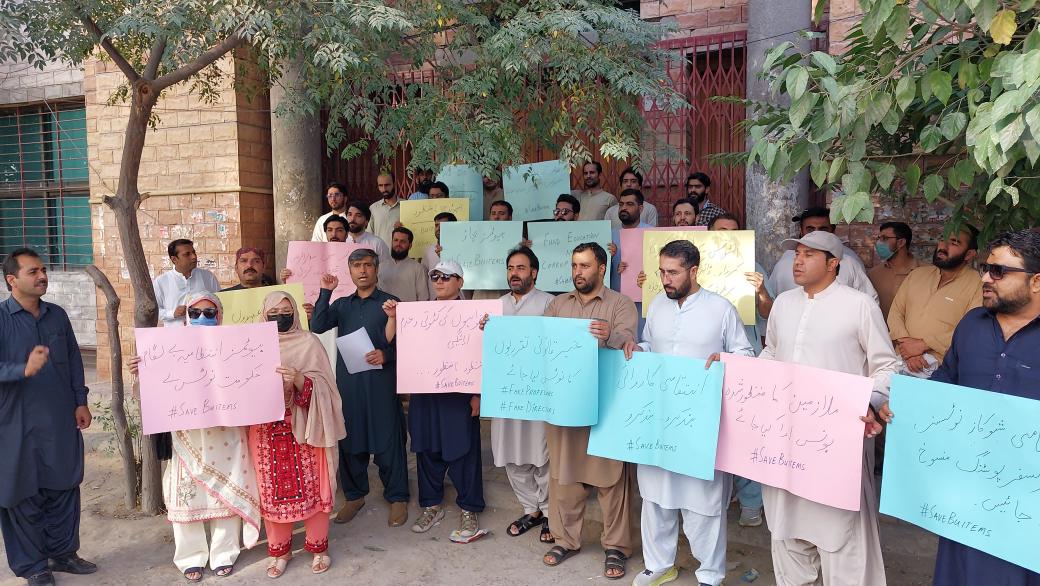BCCBuitems's tweet photo. بیوٹمز کے ملازمین کی تنخواہوں کی عدم ادائیگی، ادارے میں کرپشن، 50 سے زائد ملازمین کی برطرفی,طلبا کے اسکالرشپس ختم کرنے،اسٹڈی لیو بند کرنےاور ایسوسی ایشن کے خلاف انتقامی کاروائی کرنے پر پریس کلب کے سامنے احتجاجی مظاہرہ ۔
@alishahjourno @PakSarfrazbugti @betterpakistan https://t.co/5bGGAitnf1