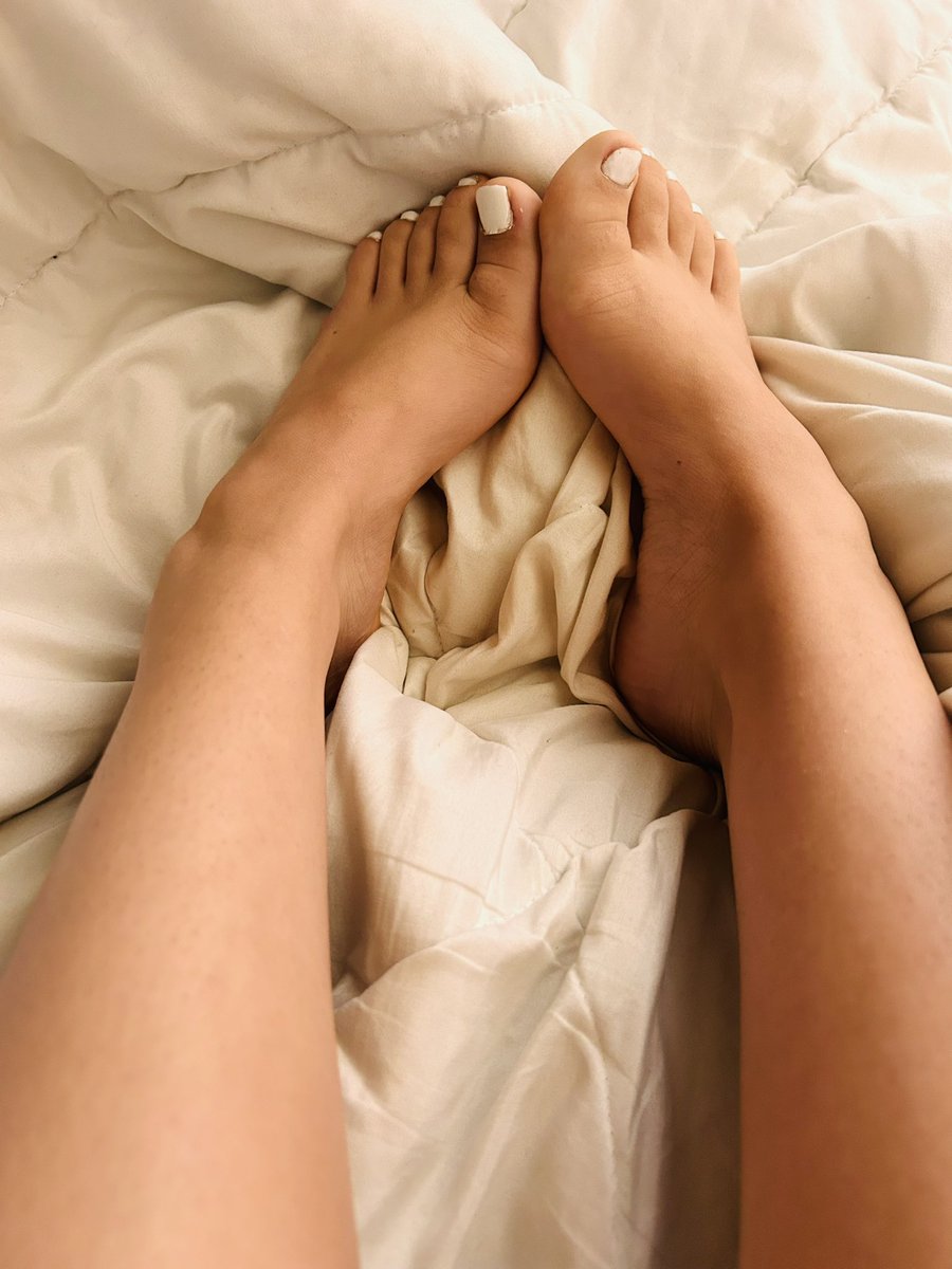 babe_lola69's tweet photo. Can someones sorry ass pay for my pedicure 😂

#findom #paypig #paypigswanted #FinDom #feetworshi̇p https://t.co/M8Yh9HtDO5