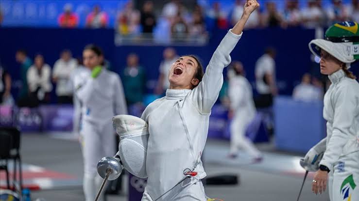 SportsCommittee's tweet photo. Paris 2024 Olimpiyat Oyunları'nda milli sporcu İlke Özyüksel Mihrioğlu, modern pentatlon branşında finale yükseldi. Yarı finalde 7. sırayı alan sporcu, yarın final mücadelesine çıkacak. https://t.co/myDl6TlXsV