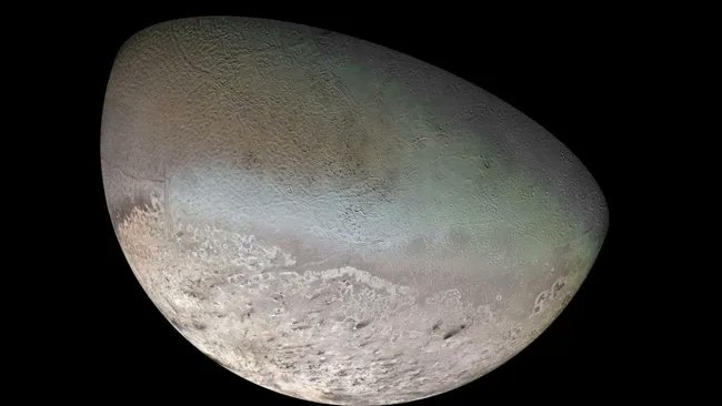 AdAstrum24's tweet photo. Imagen de Tritón, Luna de Neptuno, tomada en 1989 por la sonda Voyager 2 durante su sobrevuelo del sistema de Neptuno (Crédito Nasa) #AMDG https://t.co/FoOd80mrWv