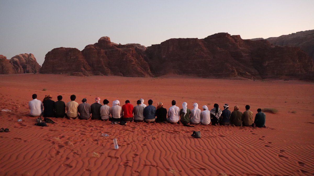 Câbir b. Abdullah'tan nakledildiğine göre, Resûlullah (sav) şöyle buyurmuştur:
“Yeryüzü (toprak) benim için mescit ve temiz kılınmıştır. Ümmetimden kim nerede namaz vaktine ulaşırsa hemen orada namazını kılabilir.”
( Nesâî, Mesâcid, 42)
📍 Ürdün/ Wadi Rum