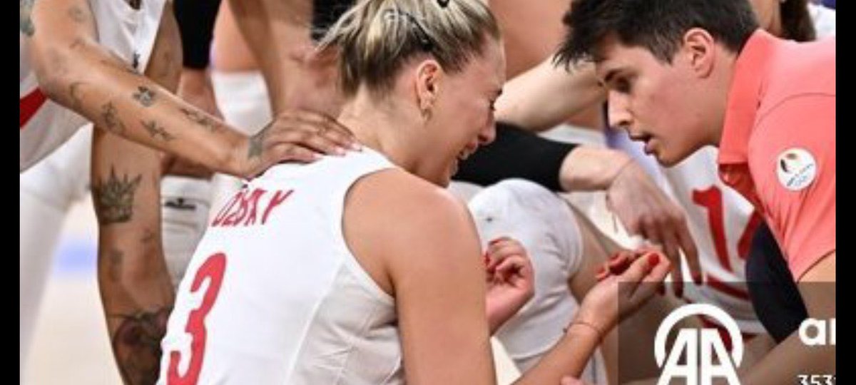 bitchnevrchange's tweet photo. Sakat bacağıyla oynayan Cansu Özbay Gözyaşlarıyla oynayan Hande Baladın. Tek bacağıyla oynayan Zehra Güneş. Tüm bu acılara rağmen her şeylerini ortaya koyup ellerinden geleni yaptılar ortaya koyduğunuz her şey için size sonsuz teşekkürler sizinle gurur duyuyoruz https://t.co/uG42mnLTgC